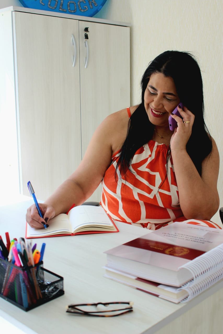 Mirna Apolinário em seu consultório