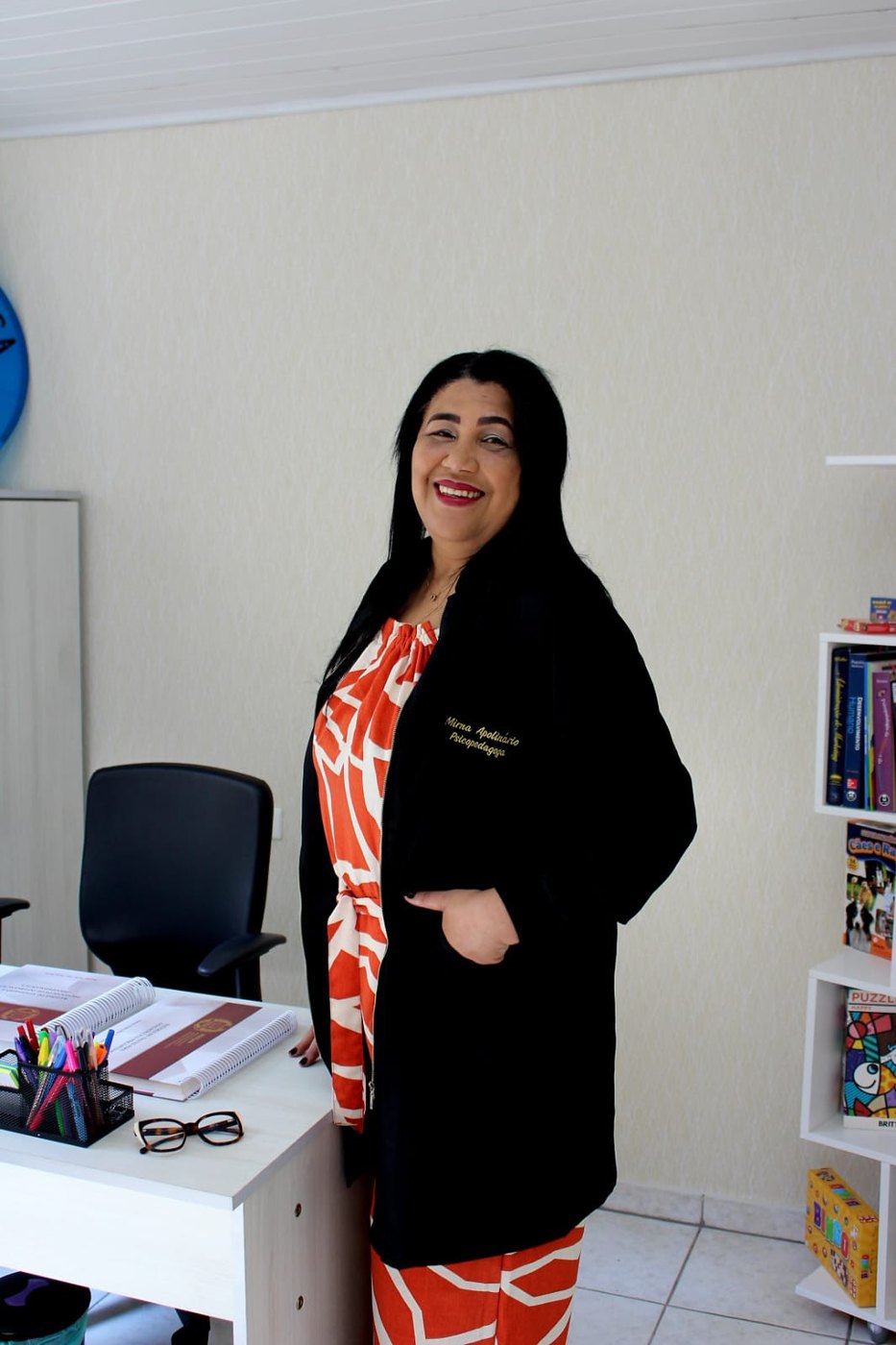 Psicopedagoga Mirna Apolinário em seu consultório