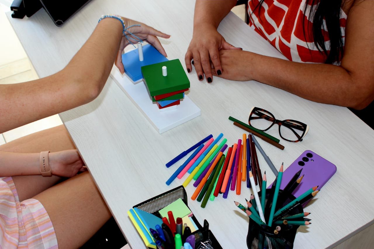 Atividade psicopedagógica com materiais coloridos